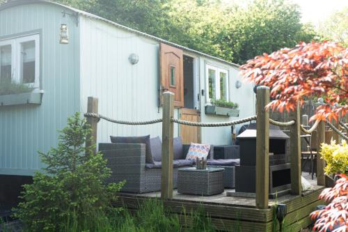 New Forest District Apartment | Cozy Shepherds Hut with Hot Tub and Ocean Views