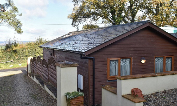 Raymonds Hill Cottage | Ideal 2-Bedroom Accommodation in Axminster with Ocean View