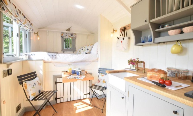 Woodbridge House | Pet-Friendly Stay at Shepherds Pightle – Rated 10/10