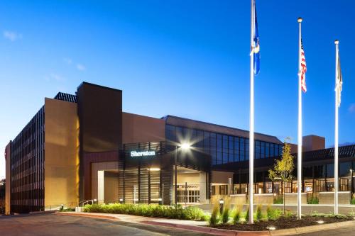 Bloomington Hotel | Discover Sheraton Bloomington: Pet-Friendly & Family-Oriented