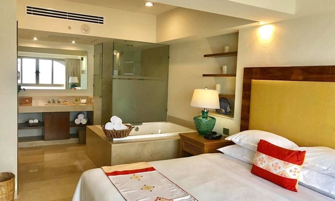 Las Glorias Hotel | Top-Rated Sheraton Buganvilias: 3-Bedroom Ocean View Condo