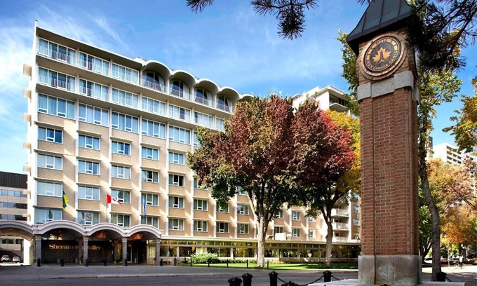 Saskatoon Downtown Hotel | Relax at Sheraton Cavalier Saskatoon Hotel with Pool & Pets