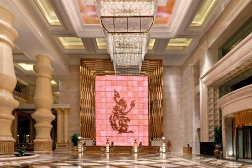 Nan An Hotel | Elegant Sheraton Chongqing Hotel with Pool & Dining Options