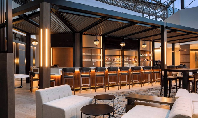 Romulus Hotel | Relax at Sheraton Detroit Metro Airport with Top Amenities
