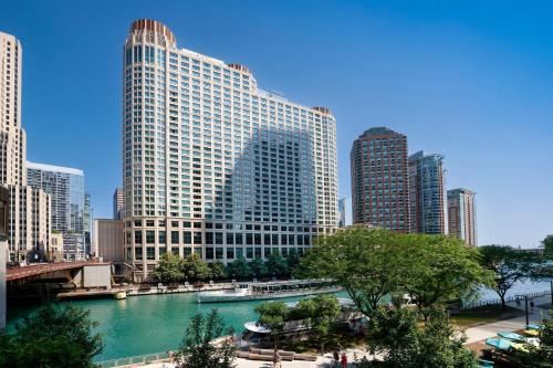 Streeterville Hotel | Inviting Sheraton Grand Chicago Riverwalk with Pool & Views