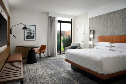 Grand Rapids Hotel | Discover Sheraton Grand Rapids Airport Hotel with Pool & Dining