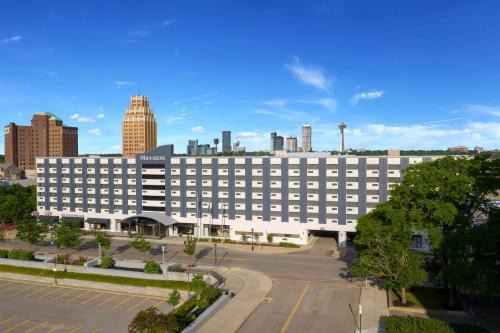 Downtown Niagara Falls Hotel | Relax at Sheraton Niagara Falls with Pool & Family Amenities