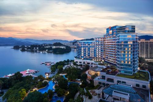 Chun'an Hotel | Relax at Sheraton Qiandao Lake Resort with Spa & Pool Access