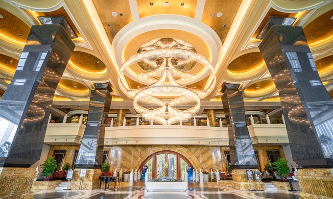 Futian CBD Hotel | Elegant Sheraton Shenzhen Futian Hotel with Pool & Dining