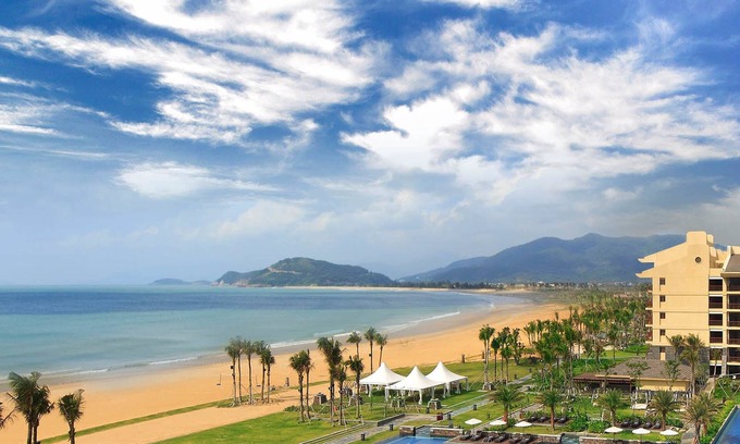 Wanning Hotel | Relax at Sheraton Shenzhou Peninsula Resort with Pool & Spa