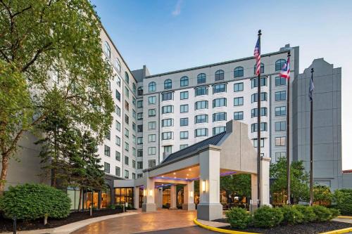 Crosswoods Hotel | Relax at Sheraton Suites Columbus Worthington - Pet Friendly Stay