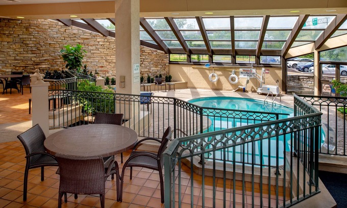 Maryland Heights Hotel | Guest Favorite: Sheraton Westport Plaza Hotel St. Louis
