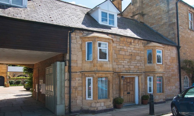 Chipping Campden Cottage | Historic Sherborne House: Family-Friendly Georgian Retreat
