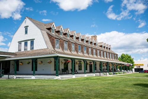 Sheridan Hotel | Discover Sheridan Inn - Pet Friendly & Family-Oriented Stay