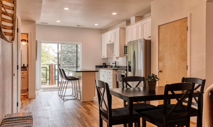 Sheridan Apartment | Chic Suites at Sheridan Sojourn with Pool & Breakfast