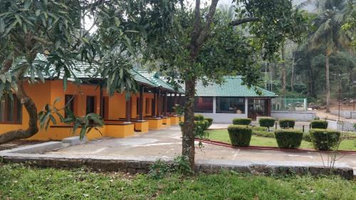 Kaimane House | Discover Comfort at Sherlock Jungle Retreat with Pool & Dining