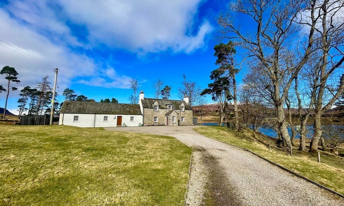 Newtonmore Cottage | Sherrabeg Cottage - a cottage that sleeps 8 guests in 4 bedrooms