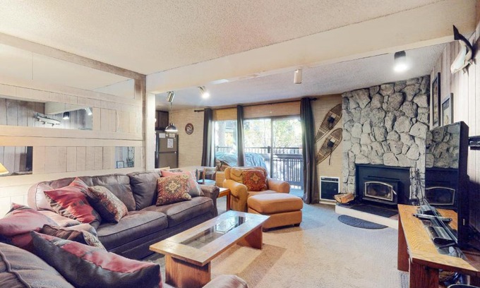 Mammoth Lakes Apartment | Family-Friendly Sherwin Villas 12 B with Pool & Hot Tub