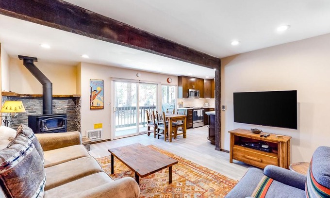 Mammoth Lakes Apartment | Relaxing Retreat at Sherwin Villas B13 with Pool & Hot Tub