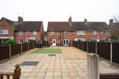 Mansfield House | Discover Sherwood Pines with a Big Garden for Families!