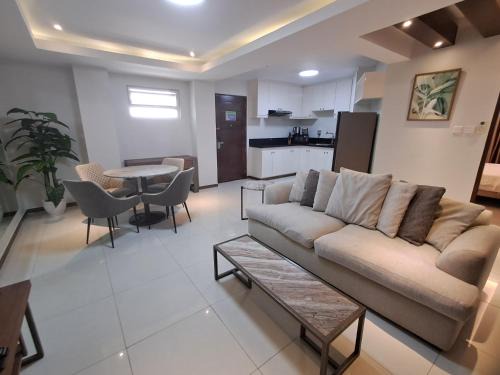 Malabanias Apartment | Sheryll Escapes - La Grande1 BR 304 with balcony, Netflix & WiFi
