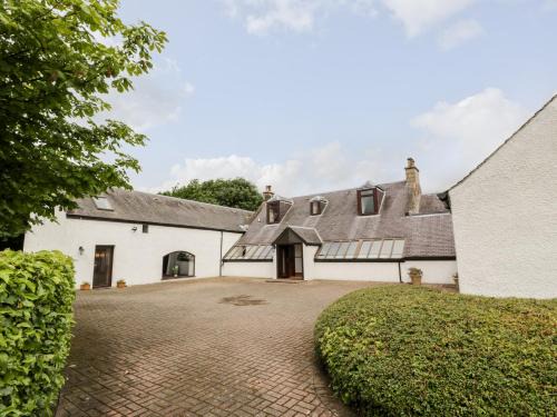 Falkirk House | Experience Shieldhill Farm House: 4-Star Stay, Pet Friendly