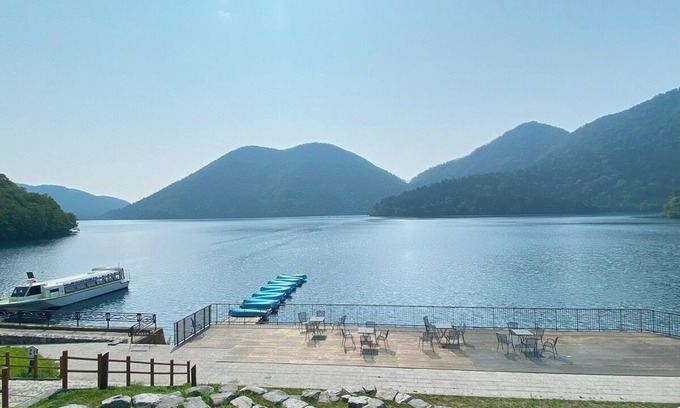 Shikaoi House | Serene Shikaribetsu Lakeside Onsen Hotel with Hot Tub