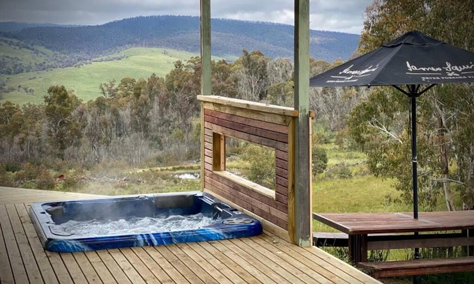 Cobungra Apartment | Discover Shiki Snow Cabin: Oceanfront Retreat with Hot Tub