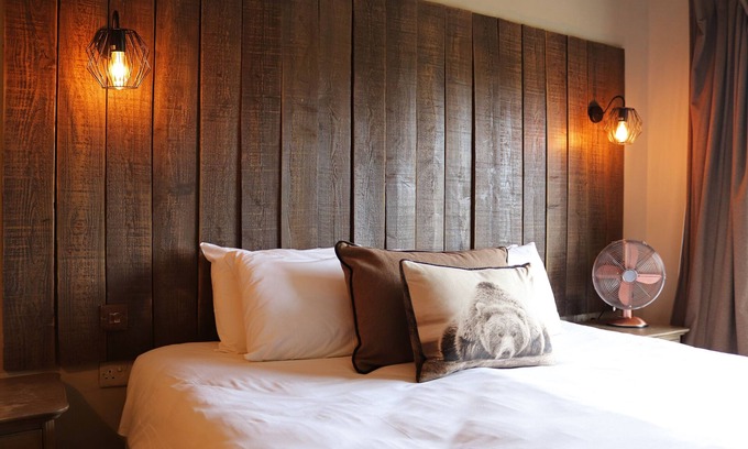 Shillingford Hotel | Discover Shillingford Bridge Hotel with Pool & Family Dining