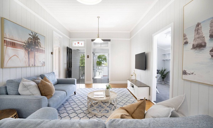 Wynnum House | Shiloh House - Charming Queenslander Apartment for Families