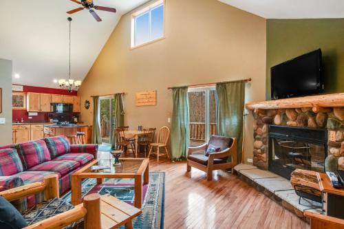 Nekoosa House | Shiloh: Family-Friendly Stays with Pet-Friendly Perks