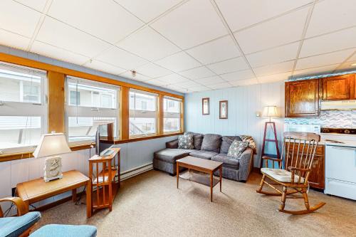York Beach Apartment | Scenic Seaview Retreat: Guest Rated 10/10 & Child-Friendly