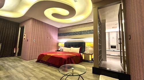 North District Hotel | Pet-Friendly Getaway at Shining Motel with Spa & Hot Tub