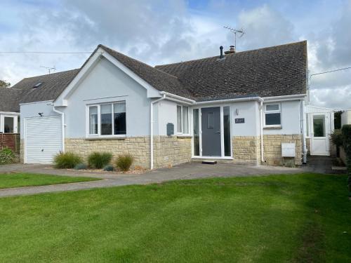 Shipton Gorge House | Pet-Friendly Retreat at Shipton Hill View - Rated 8/10