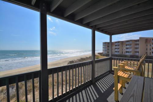 Sneads Ferry House | Relax at Shipwatch Villas 1209 - Mo's World with Ocean Views