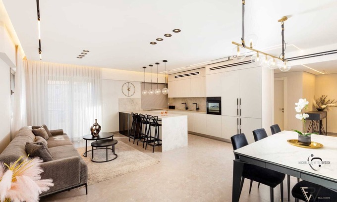 Mea She'arim Apartment | Elegant Shirat Haneviim Penthouse with Great Amenities