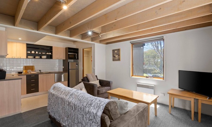 Dinner Plain Apartment | Prime Shiraz Apartment: Pet-Friendly Retreat for Couples