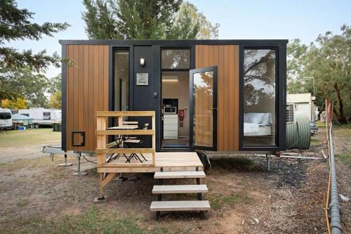 Avoca House | Cozy Shiraz Tiny House - Family-Friendly Retreat Awaits