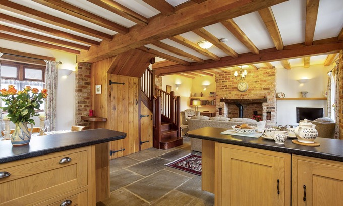 Broadway Cottage | Inviting Shire Cottage: Sleeps 4 with Breakfast Included
