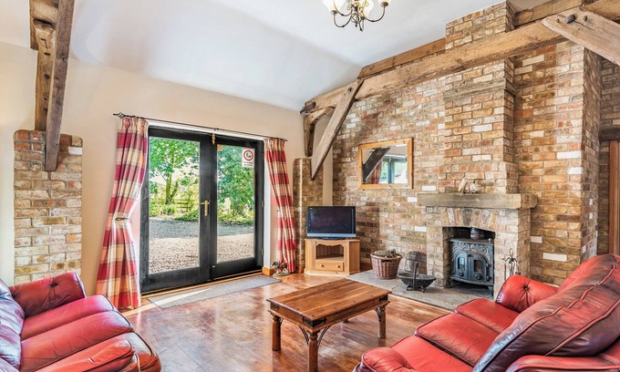 Horncastle Cottage | Ideal 3 Bedroom Retreat with Lake View in Belchford