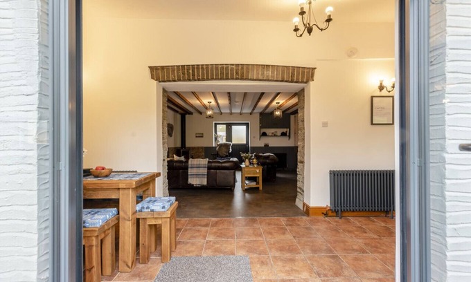 Lampeter House | Cozy Shire House with Spa & Hot Tub - Ideal for 6 Guests