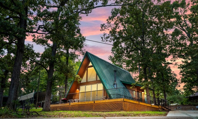 Etoile House | Pet-Friendly Shirley Creek Lake House with Lake View