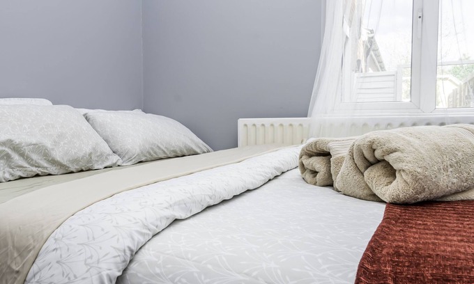 Southampton House | Convenient Shirley House: Self-Catering near Southampton Hospital