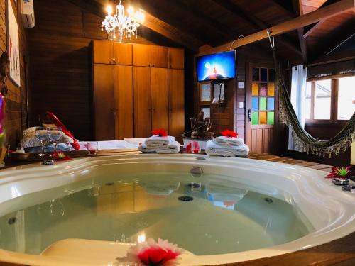 Barra da Lagoa Ski Chalet | Idyllic Shiva Guest House with Ocean Views & Breakfast
