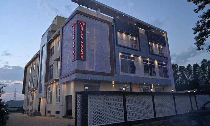 Haldwani Hotel | Discover Shiva Palace: Poolside Retreat with Family-Friendly Dining