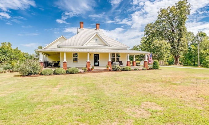 Cleveland House | Historic Shoal Creek Acres Farmhouse with Pet-Friendly Amenities