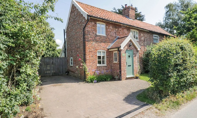 Friston Cottage | Cozy Shoemakers Cottage: Pet-Friendly Retreat in Friston