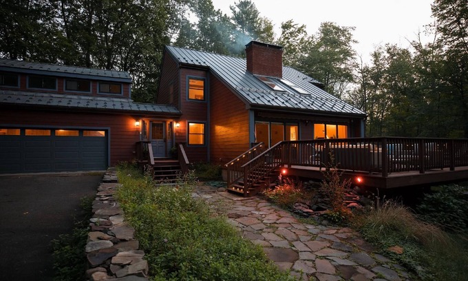 Shokan House | Ideal Shokan Lodge: Mid-Century Modern Retreat with Pool