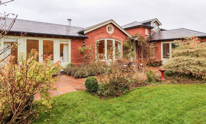 Cardeston Cottage | SHOOTHILL LODGE, pet friendly, with open fire in Ford, Shropshire