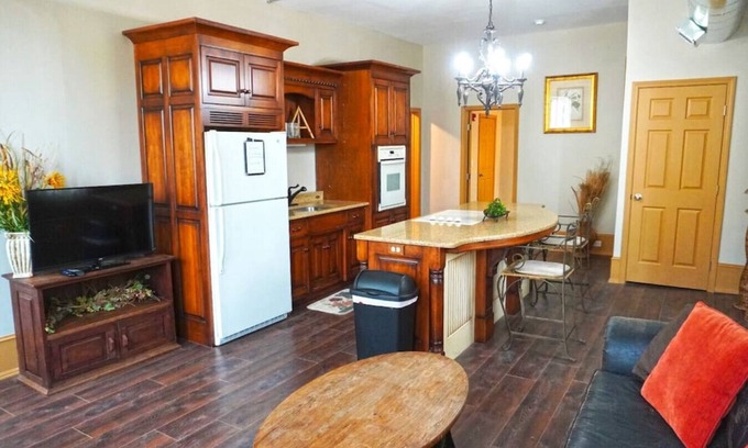 Marietta Apartment | Prime Shopping District Apartment | Historic Downtown Gem